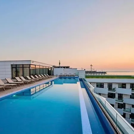 Ap Family Glamour In Infinity Pools & Năvodari
